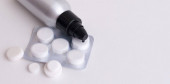 Tabletták buborékcsomagolásban és szürke tartály antiszeptikum fekszik az acélon. A címke helye. Orvosi téma.