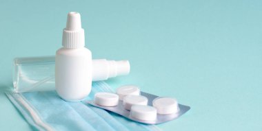 Turkuaz arka planda haplar, tabletler ve şişe. Boşluğu kopyala.