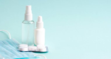 Turkuaz arka planda haplar, tabletler ve şişe. Boşluğu kopyala.