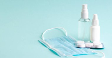 Turkuaz arka planda haplar, tabletler ve şişe. Boşluğu kopyala.