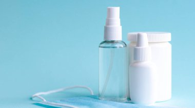 Turkuaz arka planda haplar, tabletler ve şişe. Boşluğu kopyala.