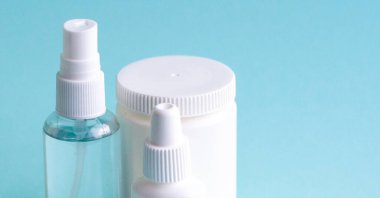 Turkuaz arka planda haplar, tabletler ve şişe. Boşluğu kopyala.