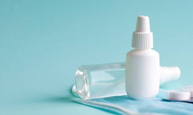 Turkuaz arka planda haplar, tabletler ve şişe. Boşluğu kopyala.