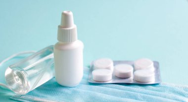 Turkuaz arka planda haplar, tabletler ve şişe. Boşluğu kopyala.