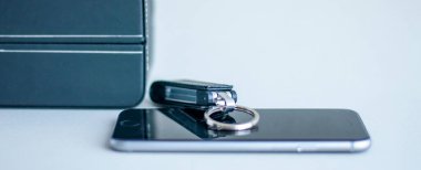 USB Flaş bellek, karbon katman önünde yansıması olan boş bir iş tableti ekranında yatıyor