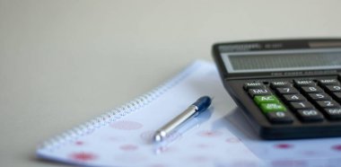 Hesap makinesi ve mali rapor. İş adamının işyeri..