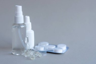 İğne için cam ampul şişesi. İlaç beyaz ilaç penisilin tozu ya da ampulla içinde sulu çözeltisi olan sıvıdır. Kapatın. Arka planda gri alüminyum kapaklı şişeler.