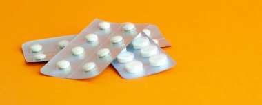 Beyaz arkaplanda izole edilmiş ilaç paketleri.