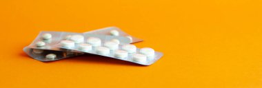 Beyaz arkaplanda izole edilmiş ilaç paketleri.