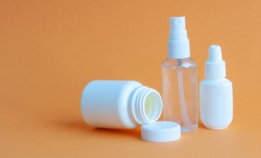 Su toplayan tabletler ve gri şişe antiseptikum çeliğin üzerinde duruyor. Etiket için yer. Tıbbi konu..