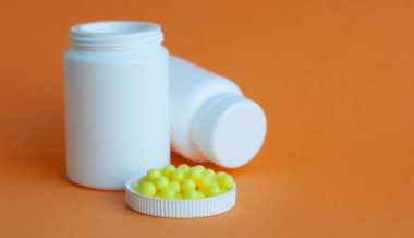 Su toplayan tabletler ve gri şişe antiseptikum çeliğin üzerinde duruyor. Etiket için yer. Tıbbi konu..