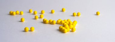 Su toplayan tabletler ve gri şişe antiseptikum çeliğin üzerinde duruyor. Etiket için yer. Tıbbi konu..