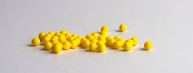 Su toplayan tabletler ve gri şişe antiseptikum çeliğin üzerinde duruyor. Etiket için yer. Tıbbi konu..