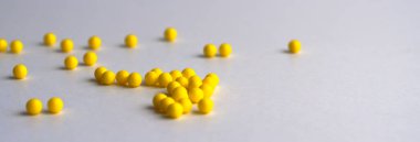 Su toplayan tabletler ve gri şişe antiseptikum çeliğin üzerinde duruyor. Etiket için yer. Tıbbi konu..