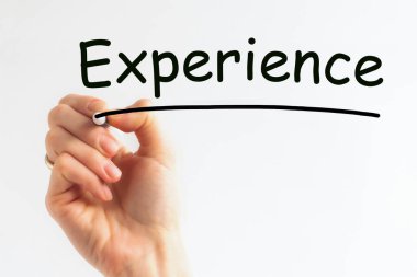 Kalem, kavram ve siyah harflerle el yazısı tecrübesi. İş adamı deneyim konsepti yazıyor.
