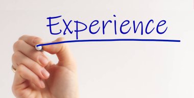 El yazısı deneyimi, keçeli kalem, kavram, mavi harfler. İş adamı deneyim konsepti yazıyor