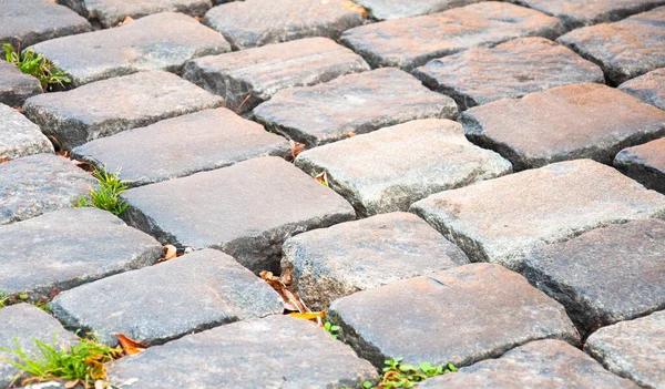 Çok renkli dikdörtgen tuğlalarla kaplanmış eski bir kaldırım taşı parçası. Yakın plan. Geçmişi. Desen.