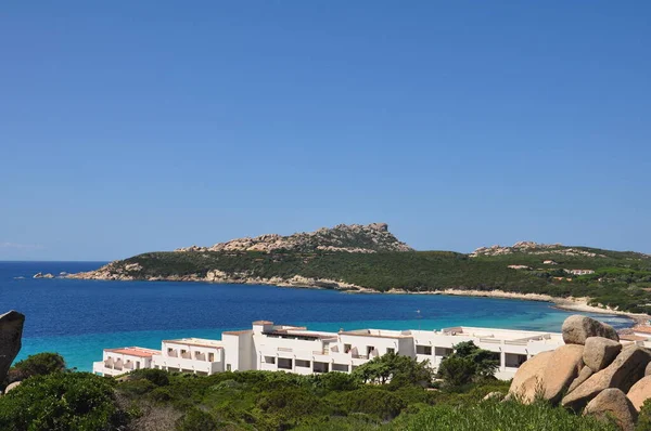 Dağın yüksek yamacından güzel gök mavisi denize bak..