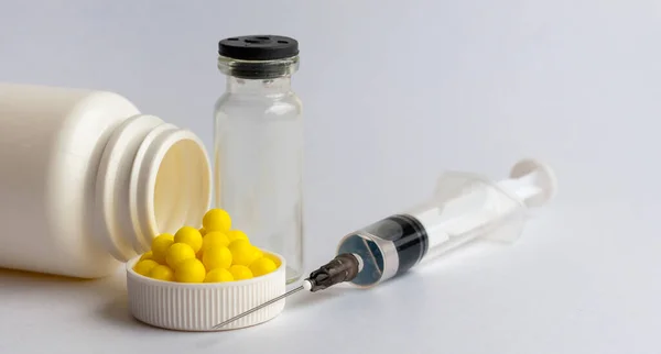 Bílé Plastové Nádoby Vitamínů Injekční Stříkačce Čiré Vitaminové Láhve Vytekly — Stock fotografie