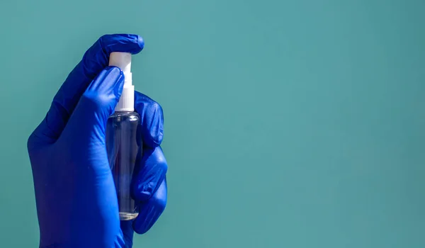 Eine Hand Einem Medizinischen Gummihandschuh Sprüht Betäubungsmittel Auf Einen Grünen — Stockfoto