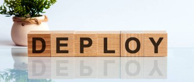 Tahta küplere yazılmış DEPLOY kelime, konsept
