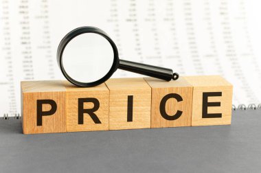 Ahşap küplere, büyüteçlere ve arka planda rakamlar olan belgelere PRICE kelimesi yazıldı. Mali konsept