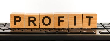 İnşaat taşlarından yapılmış karlı bir kelime. Siyah yazı tipiyle yazılmış bir sıra tahta küp siyah bir klavyede yer almaktadır..