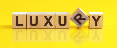 Modern iş için anahtar kelime: Lüks. Beyaz arka planda tahta bloklar olduğu söyleniyor. Kapat..