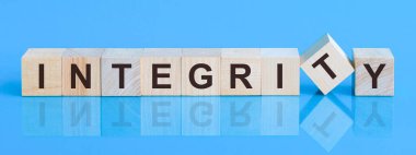 Ahşap blokta yazılı dürüstlük kelimesi. tablo üzerinde dürüstlük metni, konsept.