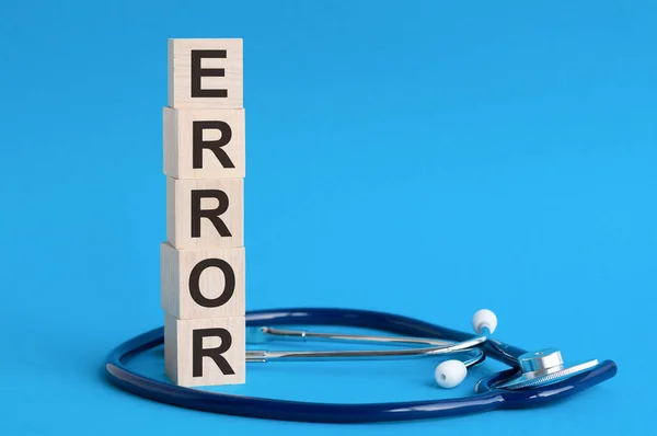 Errore Parola Scritta Blocchi Legno Stetoscopio Sfondo Azzurro Assicurazione Concetto — Foto Stock