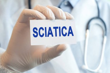 SCIATICA yazılı beyaz kart tutan bir doktor, tıbbi konsept.