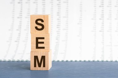 sem arkaplandaki tahta bloklardan oluşan dikey sıra üzerinde arama motoru optimizasyonu iş dünyası medya konsepti maketi