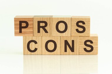 Artıları Eksileri - eğimli bir arkaplan üzerinde tahta küpler metin