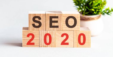 Tahta blokta yazan SEO 2020 kelimesi. arama motoru optimizasyonu, Faqs masadaki metin, konsept.