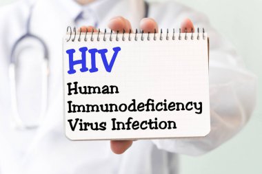 HlV yazılı bir kart tutan doktor İnsan Bağışıklık Yetmezliği Virüs Enfeksiyonu Tıbbi Konsepti.
