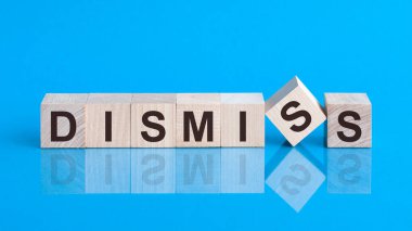 Tahta küp üzerine metin reddi, hisse senedi yatırım konsepti. Reddetme metni küplerin üzerine siyah harflerle yazıldı, küpler mavi cam bir yüzey üzerinde yer aldı..