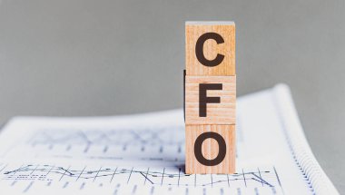 Ahşap blokta mali işler müdürü kelimesi yazıyor. Muhabbet masasındaki Mali İşler Müdürü metninin kısaltması.