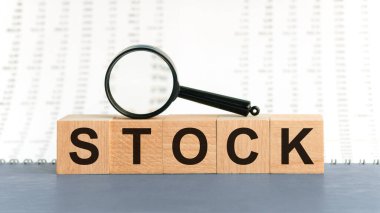 Tahta bloklar ve metin: Büyüteçle STOCK.