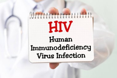 HlV yazılı bir kart tutan doktor İnsan Bağışıklık Yetmezliği Virüs Enfeksiyonu Tıbbi Konsepti