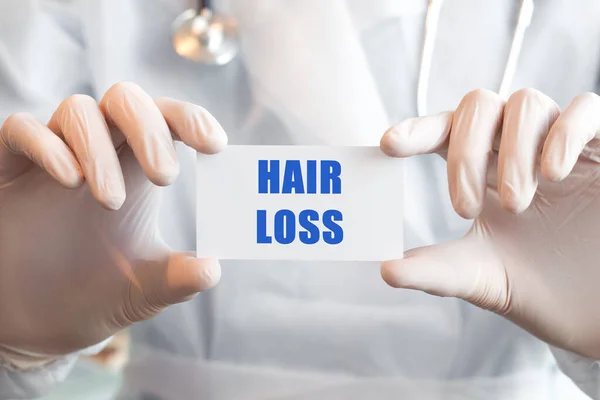 Médico sosteniendo una tarjeta con texto Pérdida de cabello, concepto médico — Foto de Stock