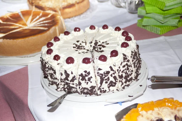 黑森林蛋糕和薄饼自助餐 生日庆祝派对 — 图库照片