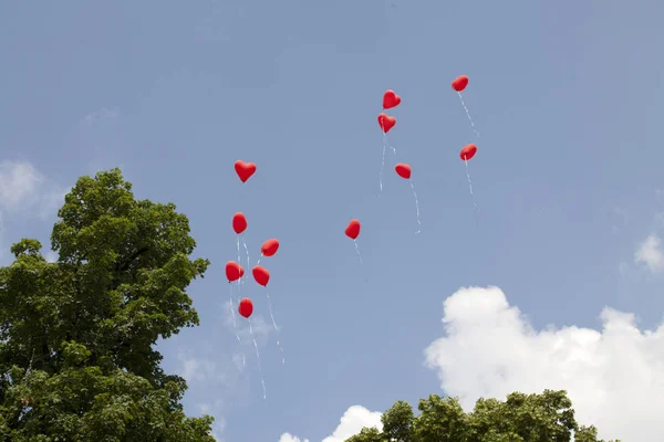 Tradição Casamento Balões Forma Coração Vermelho Voar Céu — Fotografia de Stock