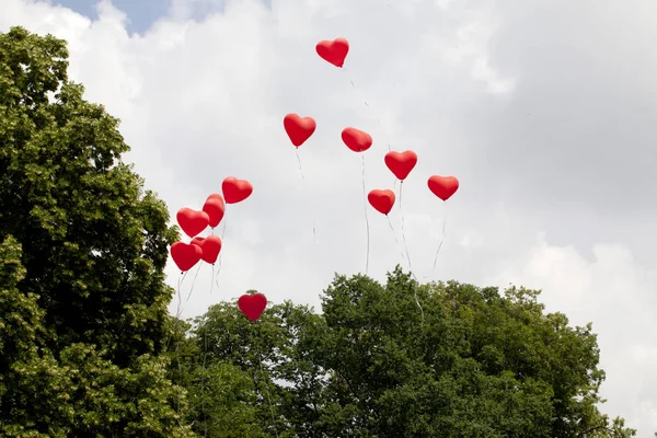 Tradycji Ślubnej Czerwone Serce Kształcie Balonów Latać Niebie — Zdjęcie stockowe