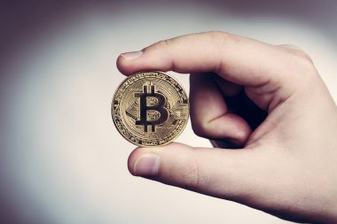 Bitcoin cryptocurrency altın madeni para elinde tutmak
