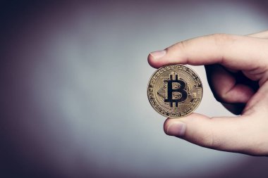 El Bitcoin cryptocurrency altın sikke içinde mans