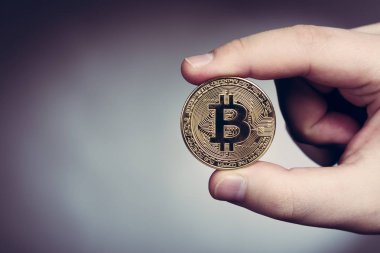 Bitcoin cryptocurrency altın sikke mens elinde