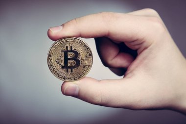 Bitcoin cryptocurrency altın sikke mens elinde