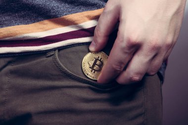 Bitcoin cryptocurrency sikke yatırım olarak cebine koyarak