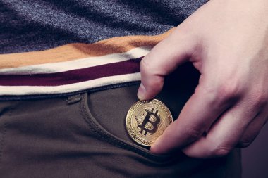 Bitcoin cryptocurrency para cebine koyarak 