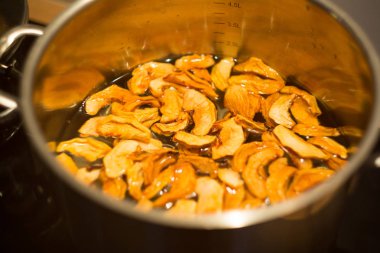 Bir tencerede kurutulmuş elma yapılan geleneksel Lehçe komposto